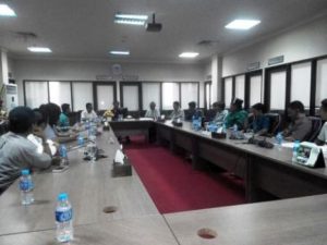 Warga KKT Tanjungpinang menyampaikan aspirasi kepada DPRD Kepri  dalam rapat hearing terkait 3 bulan terputusnya transportasi kapal dari Tanjungpinang ke Tambelan di kantor DPRD Kepri, Dompak, Tanjungpinang, Senin (16/5)