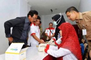 Plt Gubernur Provinsi Kepri Nurdin Basirun mengecek tes urin  pegawai dilingkungan Pemprov yang digelar di kantor gubernur kepri tadi pagi. Foto Maspram