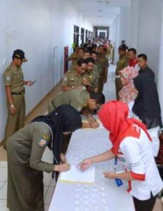 Tampak pegawai di lingkungan pemprov kepri ngantri tes urin di kantor gubernur kepri Dompak Tanjungpinang tadi pagi. Foto Maspram