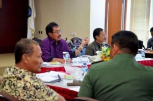 Gubernur Kepri Nurdin Basirun memimpin rapat terbatas bersama Forum Komunikasi Pimpinan Daerah (FKPD) membahas persiapan antisipatif kenaikan harga sembako dan pasokan listrik di Graha Kepri, Batam, Rabu (18/5). Foto Istimewa