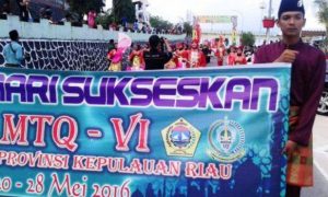 Peserta pawai Taaruf penyambutan MTQ Kepri IV di Jalan Haji Agus Salim, Tepi Laut depan Melayu Squere, Tanjungpinang, Sabtu (21/5). Foto Narto