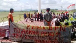 Puluhan warga Dompak menggelar aksi demontrasi di Kantor Gubernur Provinsi Kepulauan Riau (Kepri) di Tanjungpinang, Senin (23/5) pukul 09.00 WIb pagi tadi. Dalam aksi tersebut, mereka menuntut sertifikat Hak Guna Bangunan (HGB) yang diberikan kepada PT Terira Pratiwi Development (TPD) dibatalkan. Lantaran tidak sesuai dengan peruntukannya.