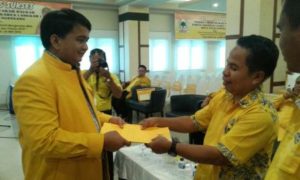 Ade Angga menerima SK penetapan sebagai Ketua DPD Partai Golkar Tanjungpinang defenitif periode 2016/2019 pada Musda ke-4 di Hotel Ck, Tanjungpinang, Minggu (29/5). Foto Prokepri.com