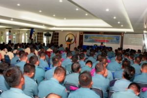 Prajurit TNI AL mendengarkan paparan Danlantamal IV Tanjungpinang Laksamana Pertama TNI S.Irawan dalam agenda tes urin di Mako Lantamal IV Tanjungpinang, Selasa (31/5). Foto Istimewa