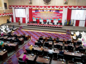 Suasana rapat paripurna laporan akhir Pansus LKPj gubernur Kepri tahun anggaran 2015 di kantor DPRD Kepri.