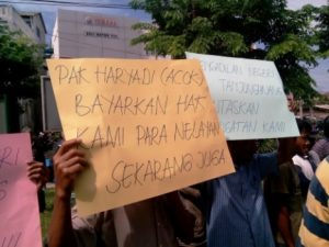 Puluhan masyarakat yang tergabung dalam Persatuan Nelayan Pesisir Senggarang melakukan aksi unjuk rasa di depan kantor Pengadilan Negeri (PN) Tanjungpinang, Selasa (24/5) pukul 09.00 Wib pagi tadi. Foto Prokepri.com 