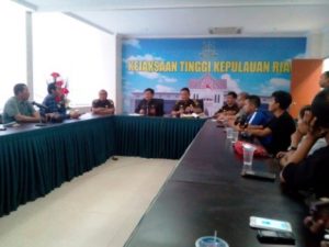 Wakajati Kepri Asri Agung Putra SH.MH didampingi Aspidsus Rahmat resmi menetapkan dan merilis 3 tersangka koruptor Bansos Pemko Batam kepada PS Batam di ruang pertemuan kantor Kejati kepri, Senggarang, Tanjungpinang, Selasa (31/5). Foto Prokepri.com