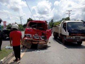 Inilah lori bermuatan batu batako terlihat bagian depan kendaraan hancur akibat menabrak truk molen di Kilometer 14 Tanjungpianng siang tadi. Foto kontributor