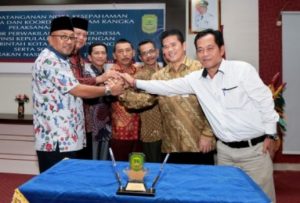 Walikota Tanjungpinang H Lis Darmansyah SH bersama wakilnya H Syahrul salam komando bersmaa pimpinan Bank Indonesia perwakilan Kepri beserta jajaran di aula kantor walikota Senggarang, Tanjungpinang usai penandatanganan kerjasama Selasa (17/5) kemaren.