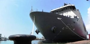 Sejumlah prajurit Angkatan Laut Filipina berada di atas kapal jenis "Strategic Sealift Vessel" BRP TARLAC (LD-601) saat pelepasan ekspor perdana kapal perang buatan PT PAL Indonesia (Persero) oleh Wakil Presiden M. Jusuf Kalla di Dermaga Divisi Kapal Niaga, Pelabuhan Tanjung Perak, Surabaya, Jawa Timur, Minggu (8/5/2016). (Foto (ANTARA)