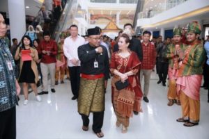 Walikota Tanjungpinang Lis Darmansyah meninjau TCC, Mall terbesar di Tanjungpinang yang resmi beroperasi hari ini. Foto Lanky Morison