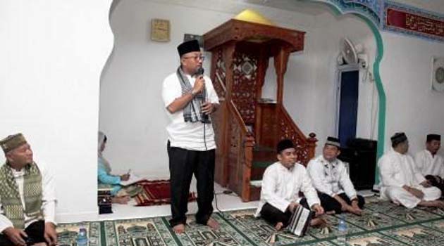 Walikota Tanjungpinang H Lis Darmansyah SH menyampaikan sambutannya pada peringatan Peringatan Isra Mi'raj 1437 H, di Masjid Syiratul Ambiya, Kelurahan Senggarang, Kecamatan Tanjungpinang Kota, Rabu (11/5) malam tadi.