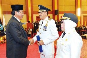 Plt Gubernur Provinsi Kepri Nurdin Basirun menyalami Hamid dan Ngesti usai dilantik resmi sebagai Bupati/Wakil Bupati Kabupaten Natuna