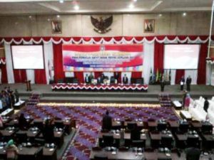 Suasana paripurna usulan Nurdin sebagai Gubernur Provinsi Kepri di DPRD Provinsi Kepri Dompak Tanjungpinang Selasa 10 Mei 2016