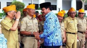 Plt Gubernur Kepri Nurdin Basirun menyalami para pejuang Kepri usai upacara Harkitnas di kantor gubernur Kepri, Dompak Tanjungpinang, Tadi pagi. Foto Maspram