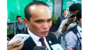 Ketua Pansus LKPj, Sirajudin Nur saat diwawancarai wartawan usai paripurna LPKj gubernu kepri tahun anggaran 2015 di kantor DPRD Kepri, Dompak, Tanjungpinang, Senin (23/5). Foto Prokepri.com