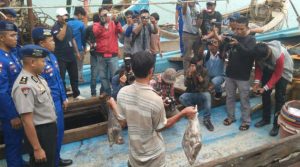 Nelayan Asing Tunjukkan Hasil Tangkapan. Foto Internet