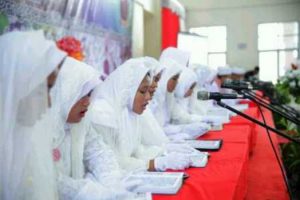 Santriwan dan santriwati membaca Alquran pada acara Khatamul Qur'an ke IX dan pelepasan ke VIII TPQ dan TPA Yayasan Ar-Rasyid, di Aula Asrama Haji Tanjungpinang, Minggu (5/6) pagi tadi. Foto Istimewa