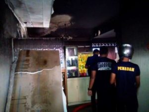 Satu rumah di lingkungan Perumahan Nasional (Perumnas) Nomor 69, RT 6/RW 7, Jalan Karimun, kelurahan Sei Jang, Tanjungpinang dilalap sigajo merah, Rabu (1/6) sekitar pukul 12.30 Wib siang tadi. Foto Prokepri.com