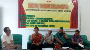 Moderator Pemandu Acara Seminar Komunitas Bakti Bangsa bersama 4 Narasumber. Foto Wahyu