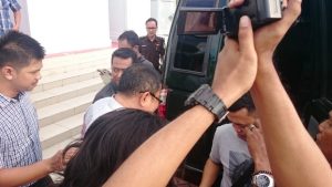 Tersangka korupsi Bansos PS Batam tahun 2011 yakni Mantan Wakil Ketua DPRD Kota Batam Aris Hardy Halim resmi masuk kedalam mobil tahanan di depan kantor Kejati Kepri, Senggarang, Tanjungpinang, Kamis (28/7). Foto Prokepri.com