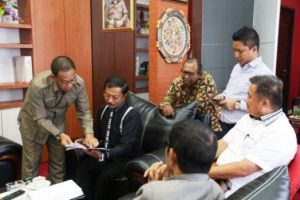 Ketua DPRD Kepri Jumaga Nadeak mendengarkan paparan Bupati Lingga Alias Wello di kantor DPRD Kepri, Dompak, Tanjungpinang, Senin (25/7)