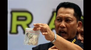 Budi Waseso menunjukan narkotika jenis CC4 saat gelar perkara pabrik narkoba. CC4 atau narkoba jenis baru yang didalangi Freddy Budiman dibentuk seperti perangko agar tak dikenali petugas bandara. Foto Internet