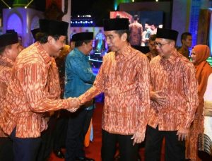 Gubenrur Kepri H Nurdin Basirun menyalami Presdien RI Joko Widodo. Foto Istimewa
