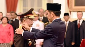 Presiden Joko Widodo menyematkan pangkat Jenderal di pundak Tito Karnavian setelah pelantikan sebagai Kapolri di Istana. Foto Internet