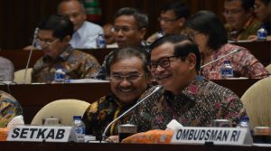 Seskab Pramono Anung dan Waseskab Bistok Simbolon mengikuti Rapat Kerja dengan Komisi II DPR RI, Kamis (13/7) sore, di Gedung DPR RI, Senayan, Jakarta. Foto Setkab