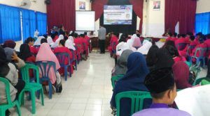 ruang seminar dihadiri oleh ratusan mahasiswa dan pelajar 