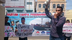Belasan mahasiswa yang tergabung dalam sejumlah organisasi kemahasiswaan menggelar aksi demontrasi di depan kantor Pengadilan Negeri (PN) Tanjungpinang, Selasa (2/8) sekira pukul 11.00 Wib siang. Dalam aksi tersebut, mereka mendesak aparat penegak hukum untuk segera menuntaskan serta menangkap otak intelektual dibelakang preman yang telah menghalangi tugas jurnalistik sewaktu meliput sidang penyelundupan baru-baru ini. Foto Yandri/Prokepri.com 