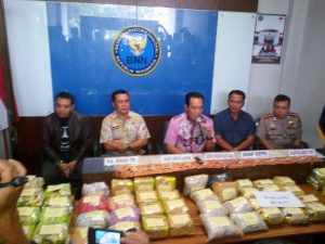 BNN menunjukkan Barang Bukti hasil tangkapan tiga tersangka gembong narkoba di Tanjungpinang. 