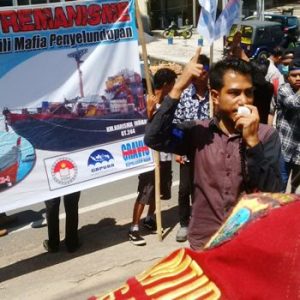 Sekitar 20 pemuda dan mahasiswa yang tergabung di sejumlah organisasi demo didepan kantor Pengadilan Negeri Tanjungpinang, Selasa (9/8). Foto Prokepri.com
