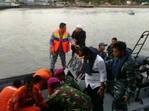 Gubernur Kepulauan Riau DR. Nurdin Basirun didampingi oleh Wadan Lantamal IV Kolonel Laut (P) Dwika Tjahja Setiawan turut bergabung dengan tim SAR dan on board menggunakan sea rider milik TNI AL. Foto istimewa