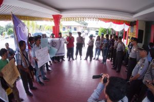 Jurnalis demo polres tanjungpinang untuk mendesak polisi profesional terkait proses hukum preman intimidasi jurnalis, Selasa (23/8).
