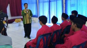 Ing Iskandarsyah menyampaikan materi, selaku narasumber Seminar Hari Kebangkitan Teknologi Nasional 2016