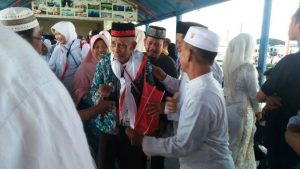 Jamaah Haji Tanjungpinang disambut keluarga tercinta saat tiba di Pelabuhan Internasionak Sri Bintan Pura, Minggu (18/9).