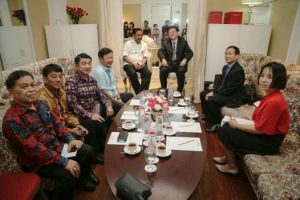 Gubernur Nurdin Basirun saat bertemu dengan sejumlah pengusaha Tiongkok dan Consul General of China di Medan Zhu Honghai, di Swissbell Hotel, Batam Selasa (27/9) petang. 
