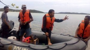 Ketua DPRD Kepri bersama tim turun ke laut mencari korban hanhyut dan menemukannya di Pantai Tanjungpiayu Laut, Batam, Selasa (20/9)