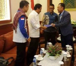 Sekretaris DPD Demokrat Kepri, Husnizar Hood didampingi Ketua DPD Demokrat Kepri Apri Sujadi serta disaksikan Sekjen DPP Demokrat JInca Panjaitan menyerahkan usulan dua Cawagub kepada Gubernur Kepri Nurdin Basirun di kantor Gubernur Kepri, Dompak, Tanjungpinang, Selasa (25/10). Foto istimewa