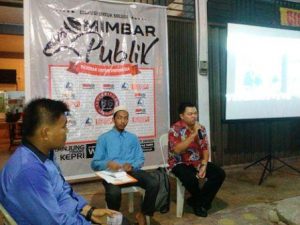 Buana F Februari, narasumber kegiatan diskusi Mimbar Publik Tanjungpinang memaparkan pandangannya terkait 'cabaran nasionalisme di perbatasan, di Angkringan 86 Tanjungpinang, pada Jum'at malam (21/9). Foto istimewa 