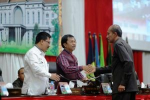 Ketua DPRD Kepri Jumaga Nadeak didampingi Sekdakprov Kepri HTS Arif Fadillah dalam rapat paripurna