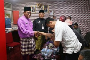 Sekdako Tanjungpinang Riono memafkan pemilik akun Shalwa Shadilla di kantor Walikota Tanjungpinang di Senggarang Jumat (14/10)