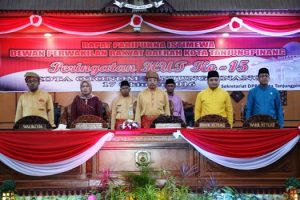 Ketua DPRD Kota Tanjungpinang Suparno didampingi Wakil Ketua I DPRD Ade Angga dan Wakil Ketua DPRD II Ahmad Dani serta Asisten I Pemprov Kepri Reni Yusneli mewakili Gubernur Kepri plus Walikota Tanjungpinang H Lis Darmansyah menyanyikan lagu Indonesia Raya pada rapat paripurna istimewa HUT Kota Otonom Tanjungpinang ke-15 tahun di kantor DPRD, Senin (17/10). Foto Prokepri.com