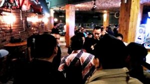 Beginilah suasana saat Sekdako Tanjungpinang Riono mendatangi Bascamp menindaklnajuti laporan masyarakat yang diterima Walikota terkait adanya aktifitas pengunjung berpakaian sekolah dapat bbir gratis dari Bascamp. Foto batamnews.co.id