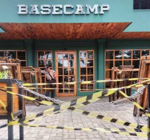 Basecamp disegel mahasiswa dan forum aliansi umat saat aksi demontrasi kemaren. foto istimewa