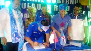 Isdianto dan Agus Wibowo menandatangani fakta integritas Sebagai Cawagub Kepri yang disaksikan Sekjen DPP Demokrat Hinca Panjaitan, Ketua DPD Demokrat Kepri, Apri Sujadi, Sekjen DPD Demokrat Kepri Husnizar Hood di halaman kantor DPD Demokrat Kepri, Bintan Center, Jalan D.I Panjaitan, Kilometr 9 Tanjungpinang, Senin (24/10) malam. Foto Prokepri.com