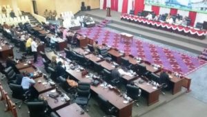 Suasana rapat paripurna istimewa laporan Panitia Khusus (Pansus) Rencana Pembangunan Jangka Menengah Daerah (RPJMD) Kepri 2016-2021 terhadap hasil pembahasan yang kemudian ditetapkan menjadi Peraturan Daerah (Perda) di Ruang Sidang Utama, kantor DPRD Kepri di Dompak, Tanjungpinang, Ibu Kota Provinsi Kepri, Senin (31/10) pukul 14.30 Wib siang.Foto Prokepri.com 