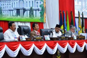 Gubernur Kepri Nurdin Basirun memberikan jawaban pemerintah terkait pandangan Fraksi-Fraksi DPRD Kepri tentang nota keuangan dan rancangan Perda tentang APBD Perubahan tahun 2016, Jum'at (14/10/2016) diruang sidang rapat utama kantor DPRD Provinsi Kepri, Dompak, Tanjungpinang. 